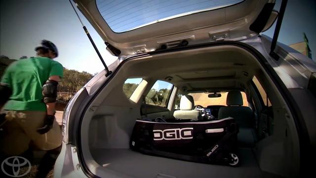 prius_v_hatch1.jpg